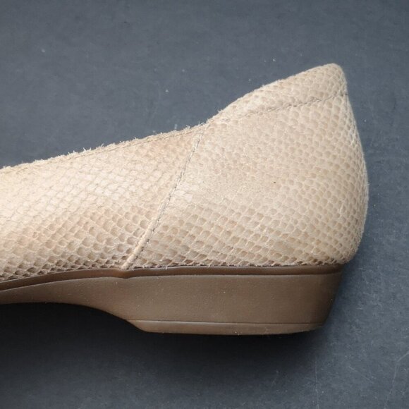Clarks Ladies Size 7 Tan Snakeskin Faux Leather Brown Sole Flats - Picture 9 of 10